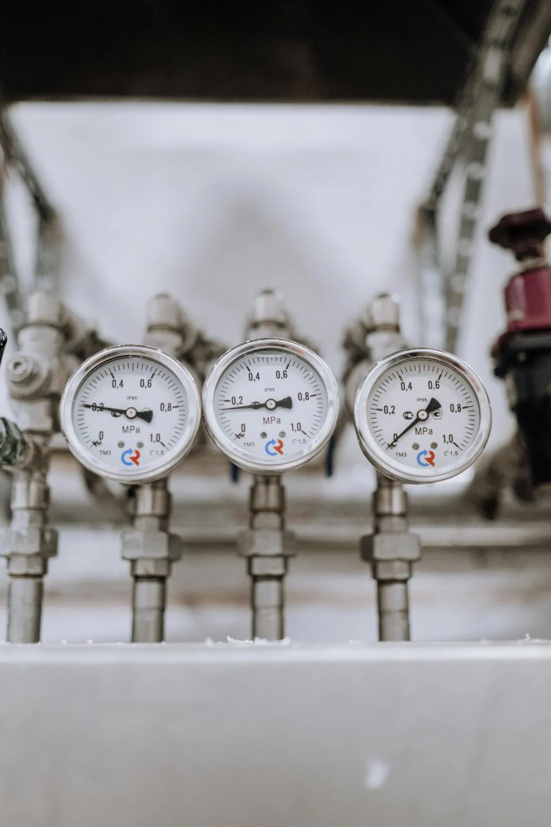 Pressure gauges for hydrostatic testing